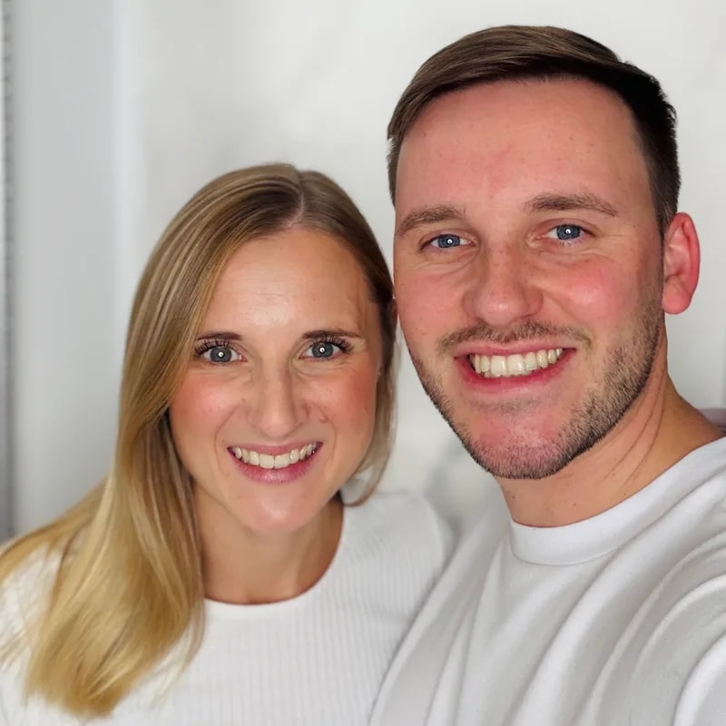 Kira und Jonas, die beiden Yogalehrer hinter URSELF Yoga